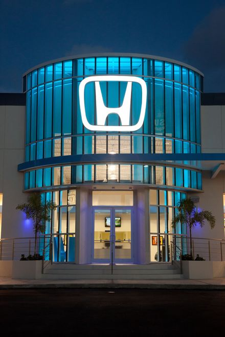 A Honda dealership built by DEV Builders lit up at night