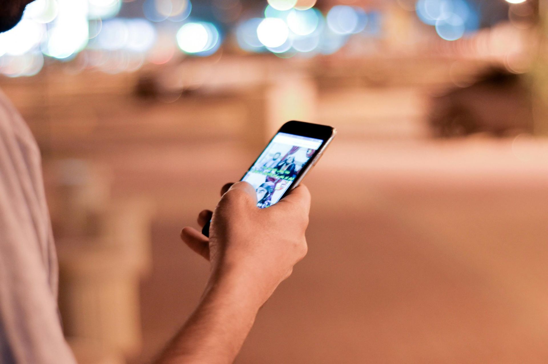 Uma pessoa está segurando um celular na mão