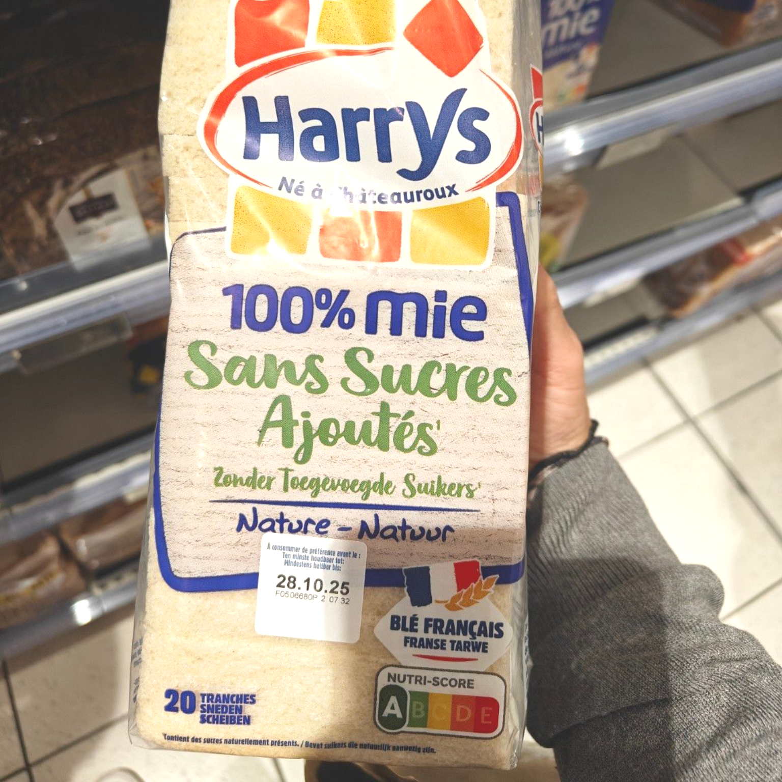 Person holding a package of Harry's 100% mie bread. It says 