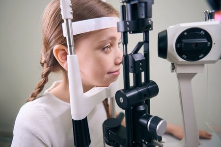 Bambino durante una visita oculistica con genitore