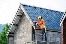 worker drilling the roof