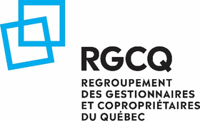 Logo RGCQ avec des carrés bleus superposés et du texte noir pour les gestionnaires immobiliers et les copropriétaires du Québec