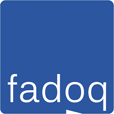 Logo carré bleu avec le texte blanc en minuscules « fadoq » et une petite forme blanche/orange à coins pliés