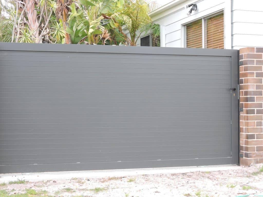 Butted Up Horizontal Slat Slider - Aluminium Fencing in Newcastle, NSW