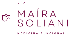 O logotipo da maira soliani é roxo e branco.
