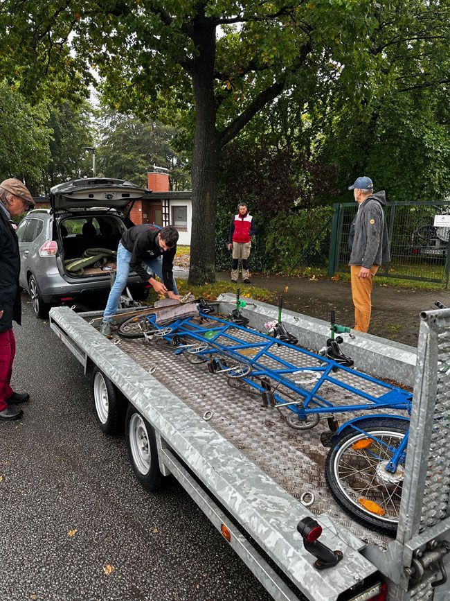 Auf dem Bild sieht man, wie das Quadrodem liegend auf dem Anhänger, festgemacht wird.