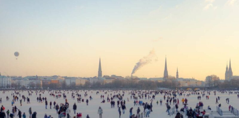 Panoramafoto vom Alstervergnügen. Eine Eisfläche voller Leute