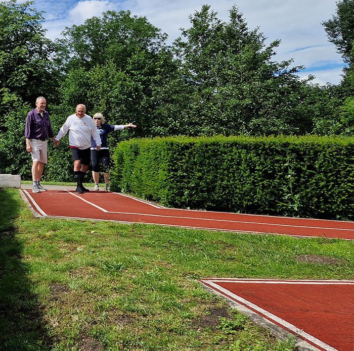Das Rennen auf der zigzak laufenden Rennbahn.
