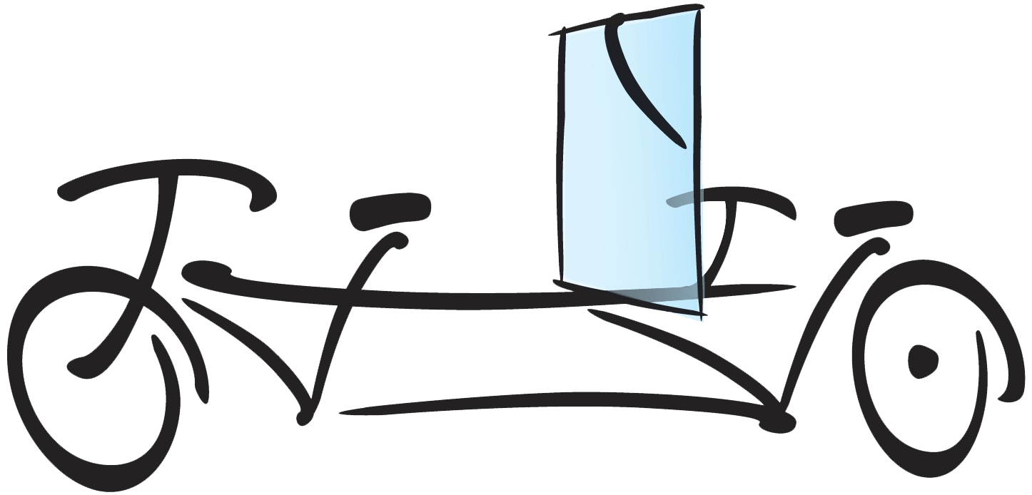 Eine Skizze von einem Corona-sicheren Tandem. Vor dem zweiten Lenker ist eine Glasplatte eingezeichnet. Das Tandem ist auch etwas länger als ein normales Tandem, damit man die 1,5 Meter-Regel einhalten kann.