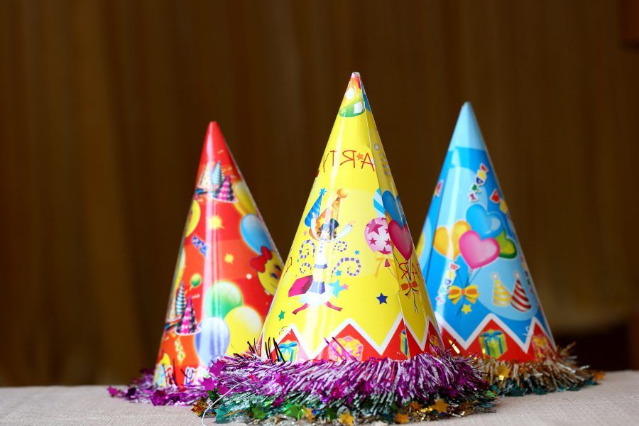 Symbolfoto mit drei Festhüte aus aus Pappe