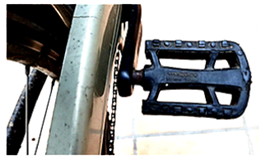 Nahaufnahme von meinem etwas rostigem Fahrrad. Man sieht nur den rostigen Kettenschutz und eine Pedale.