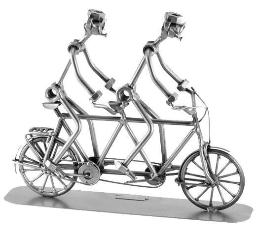 Metallskulptur von zwei Menschen auf einem Tandem.