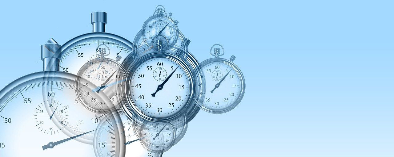 Bild von einigen Stoppwatches, die eher altmodisch aussehen.