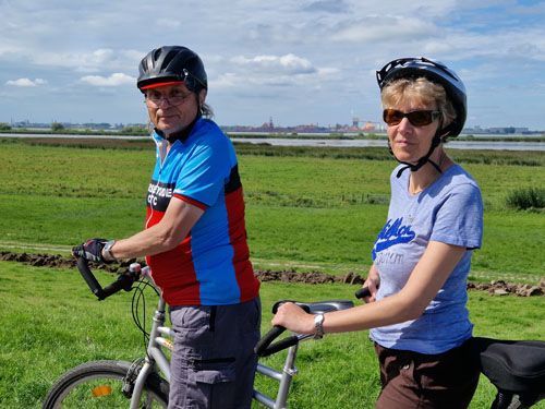 Imke mit ihrem Piloten Tilman auf dem Tandem irgendwo entlang der Elbe. Das sieht man am Wasser ganz im Hintergrund.