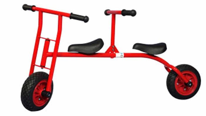 Rotes Laufrad, allerdings mit zwei Sätteln und zwei Lenkern,  genau wie beim Tandem.
