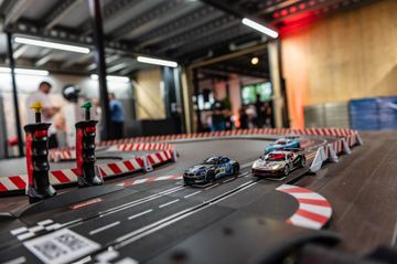 Carrera Bahn im Autohaus Hagenlocher, Foto: Autohaus Hagenlocher