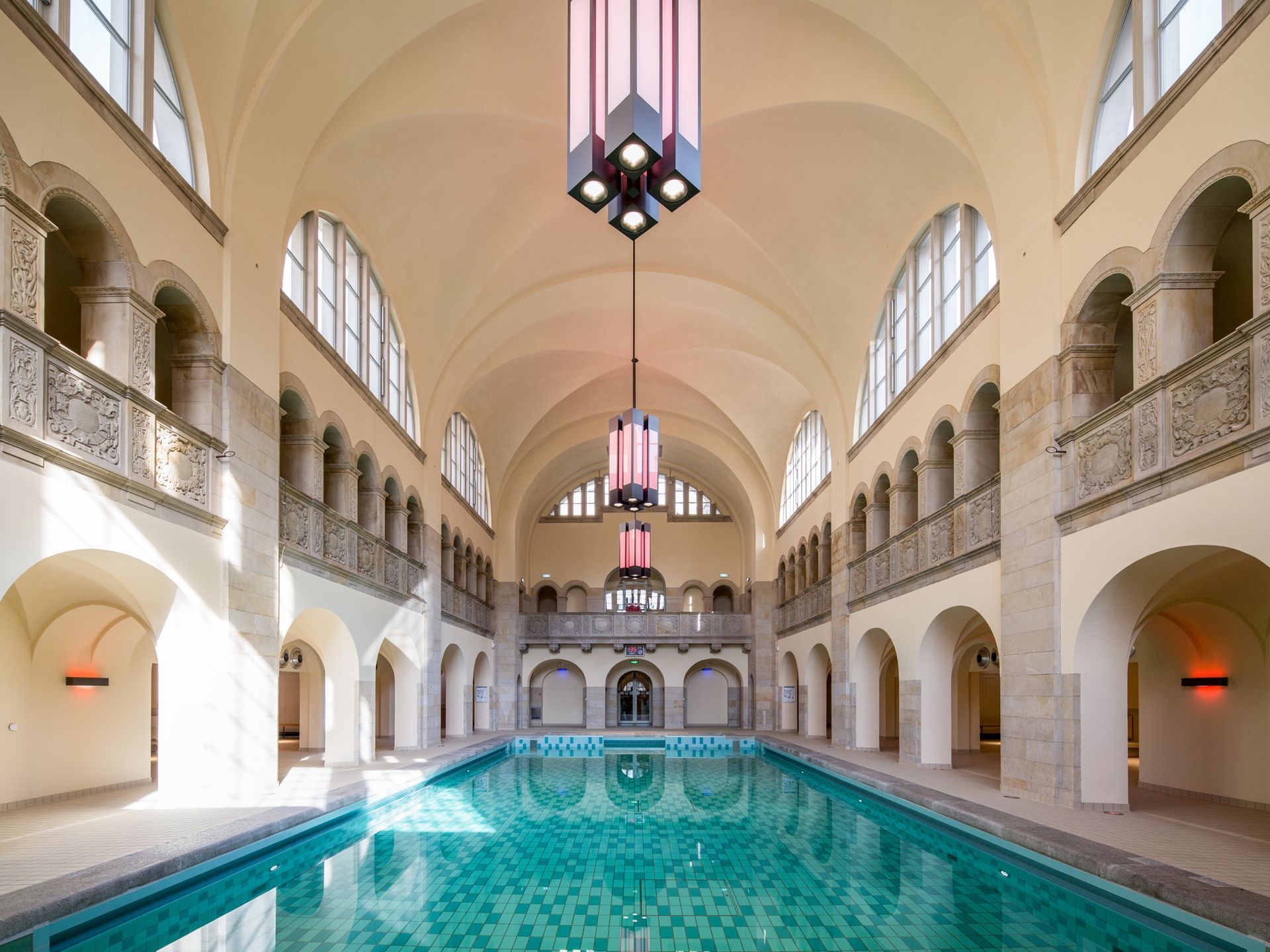 Schwimmhalle des Stadtbades Oderberg. Blick auf den mit Wasser gefüllten Pool