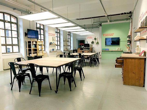 Seminarraum in der KPM, hölzerner Tisch mit schwarzen Metallstühlen