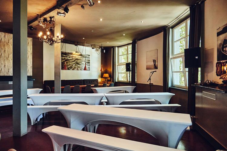 Großer Saal in Jugendstil, mit Art-Deco Deckenleuchtern, Bierzeltgarnitur mit weißen Hussen