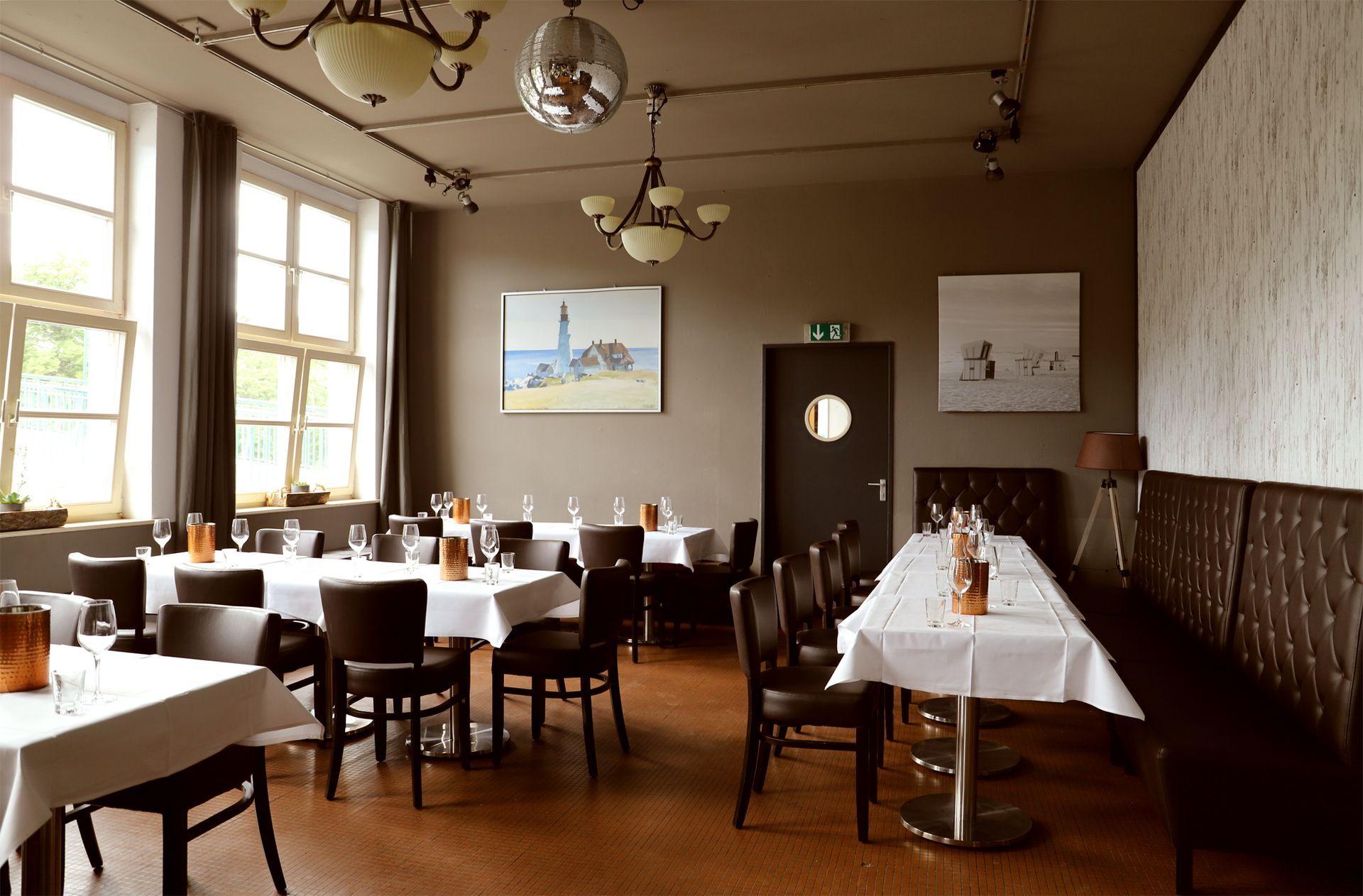 Saal eingedeckt wir Gasthaus, Diskokugel an der Decke, Art-Deco-Deckenleuchten