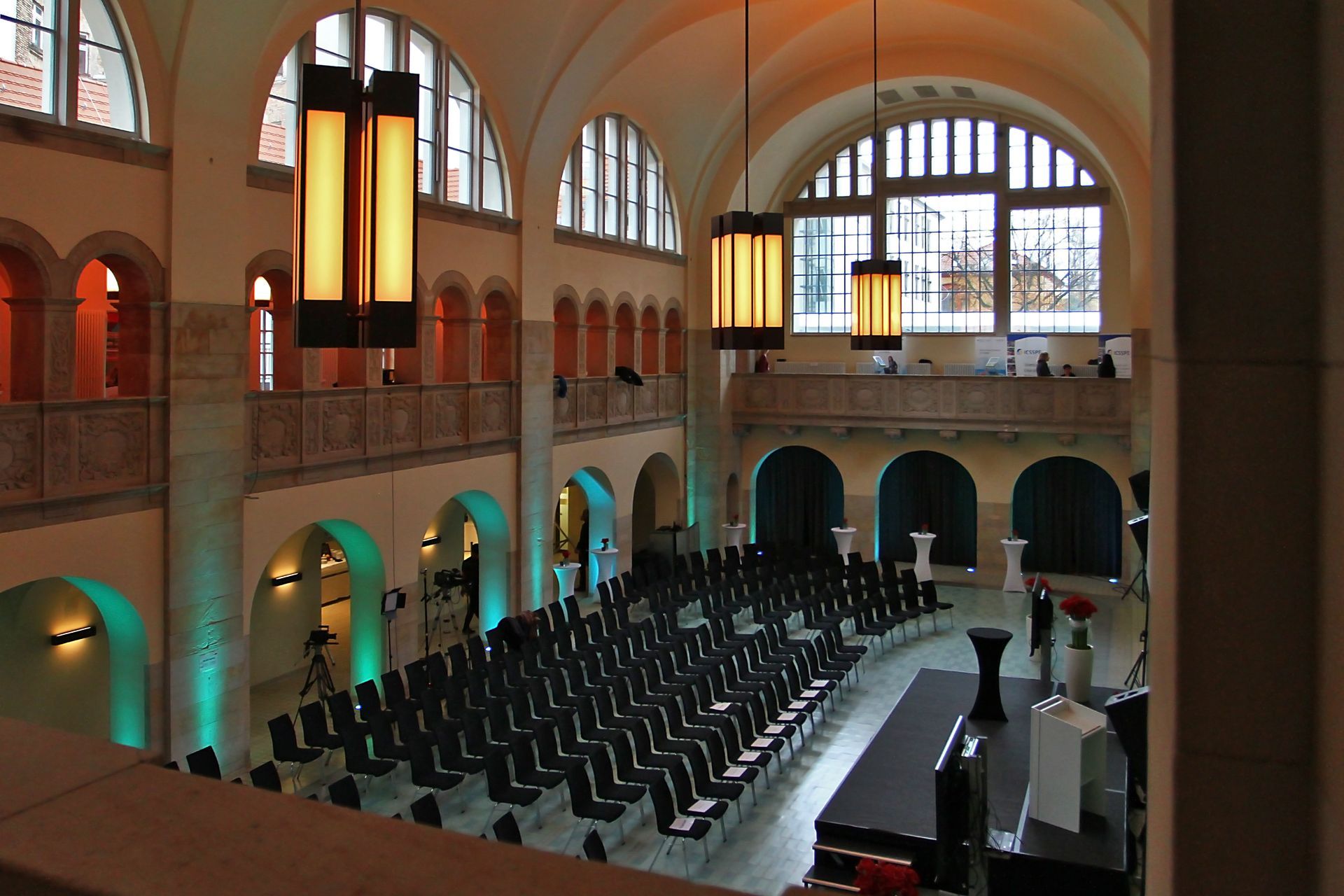 Saal im Stadtbad Oderberger (ohne Pool) mit Konferenzbestuhlung und Bühne