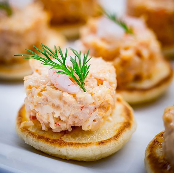 Fingerfood, Häppchen: Krabbensalat auf Blini mit Petersiliensträußchen