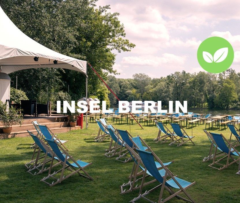 Location Insel Berlin: Liegestühle auf Rasen, Blick zum Wasser. Mit Logo für Green Location