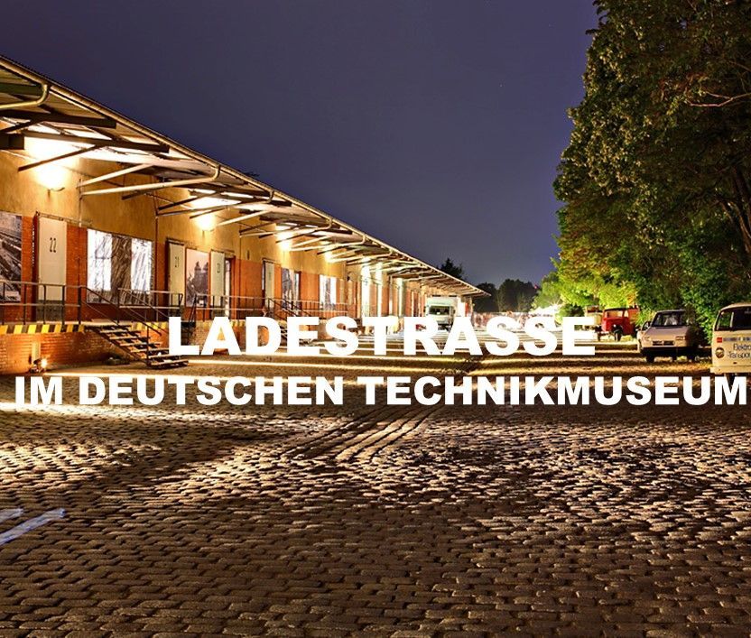 FLORIS Partner Location Ladestrasse im Deutschen Technikmuseum. Regennasse Kopfsteinpflasterstraße, schummrig beleuchtet