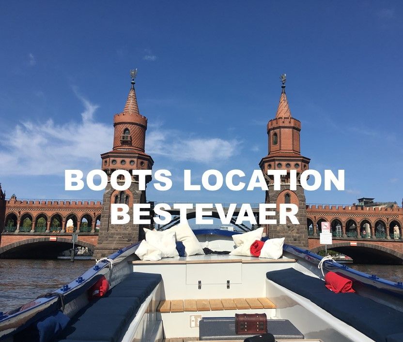 Bootslocation Bestevaer. Bug eines Schiffes zeigt in Richtung Oberbaumbrücke