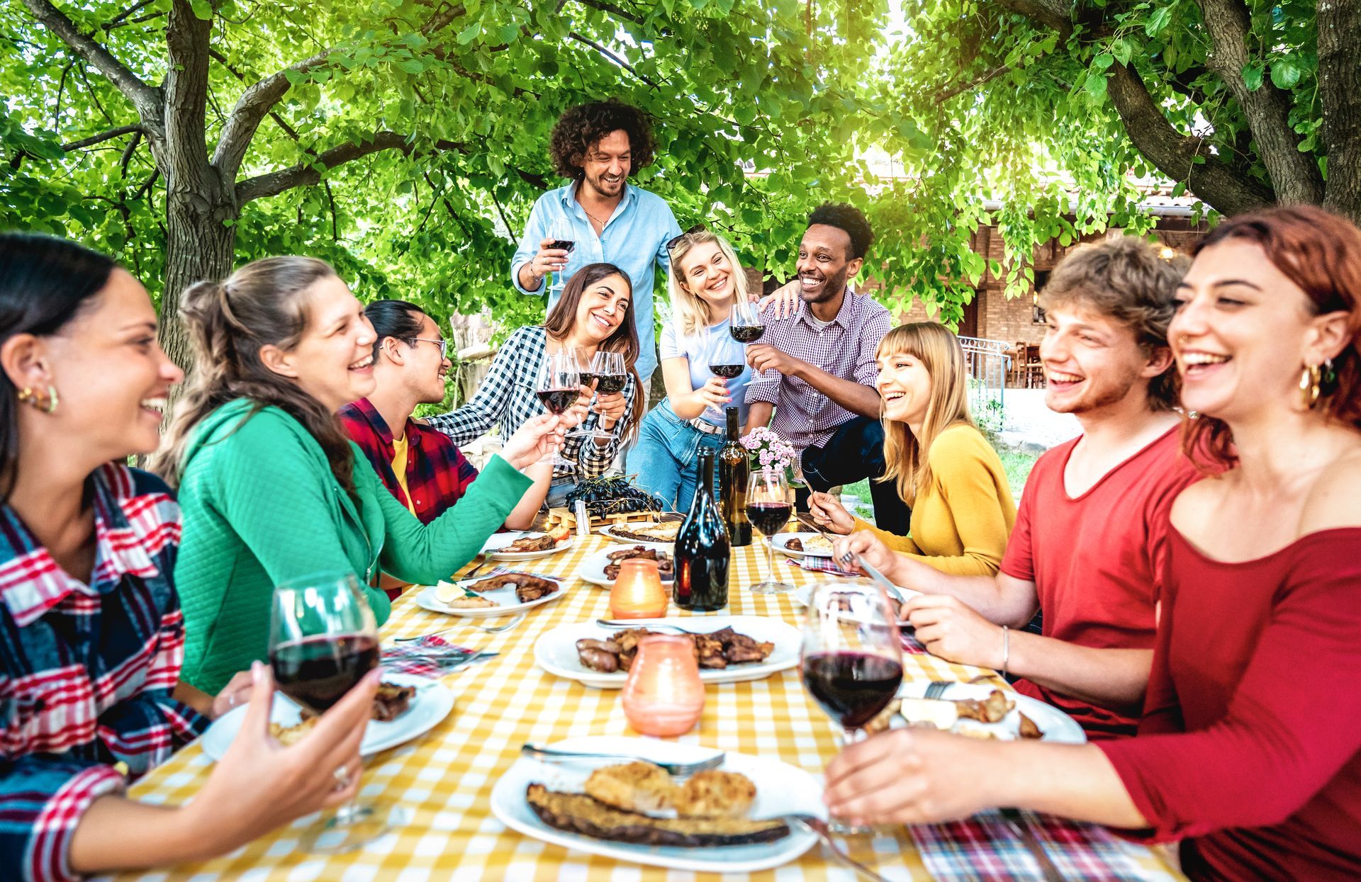 Weiße Pagodenzelte im Garten. Stehtische mit weißen Hussen, Biergarnituren mit weißen Hussen