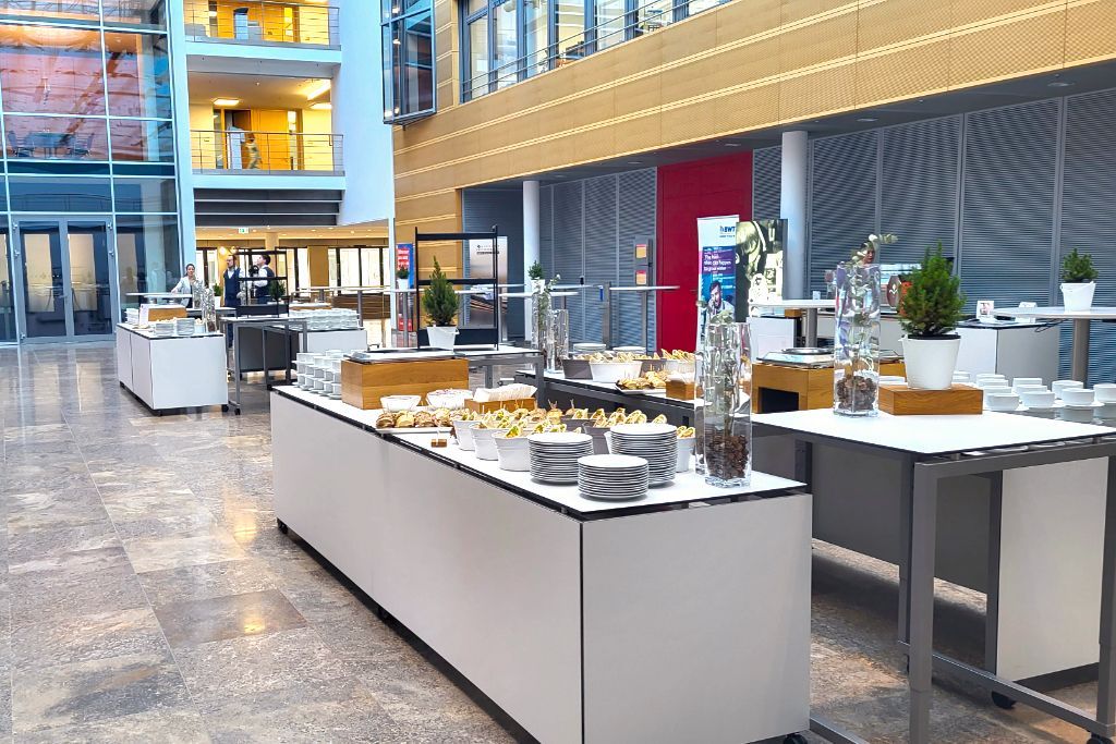 Buffet mit Wraps auf weißer Theke in der Mitte des dbb forums (Lichthof)