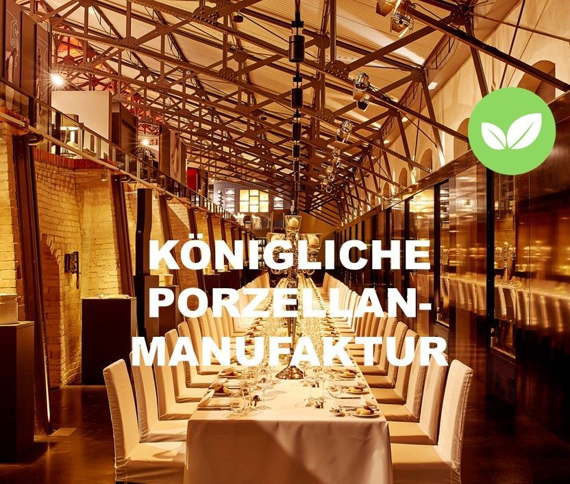 Blick in einen Veranstaltungsraum der Königlichen Porzellanmanufaktur. Lange Tische festlich eingedeckt