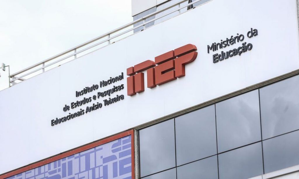 Fachada branca do Instituto Nacional de Estudos e Pesquisas Educacionais Anísio Teixeira (INEP).