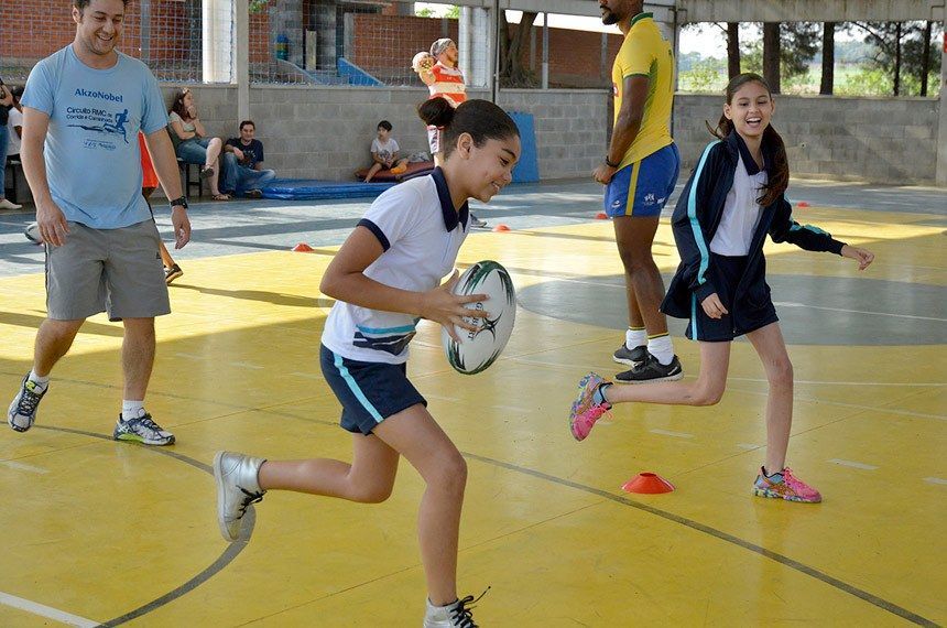 Estudantes se divertem em quadra: pesquisa mostra que esportes e educação funcionam melhor juntos Estudantes se divertem em quadra: pesquisa mostra que esportes e educação funcionam melhor juntos.
