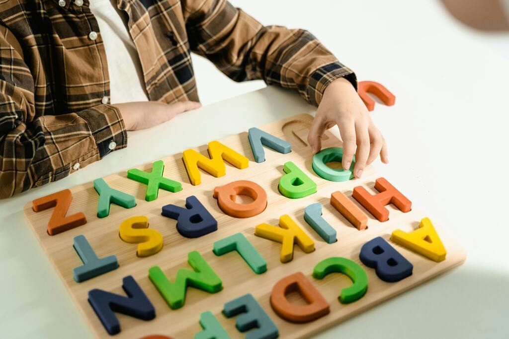 Tanto a alfabetização quanto o letramento são fundamentais para o desenvolvimento dos estudantes, pois sem o primeiro, não é possível adquirir o segundo (Foto: MART PRODUCTION/Pexels) Tanto a alfabetização quanto o letramento são fundamentais para o desenvolvimento dos estudantes, pois sem o primeiro, não é possível adquirir o segundo (Foto: MART PRODUCTION/Pexels)