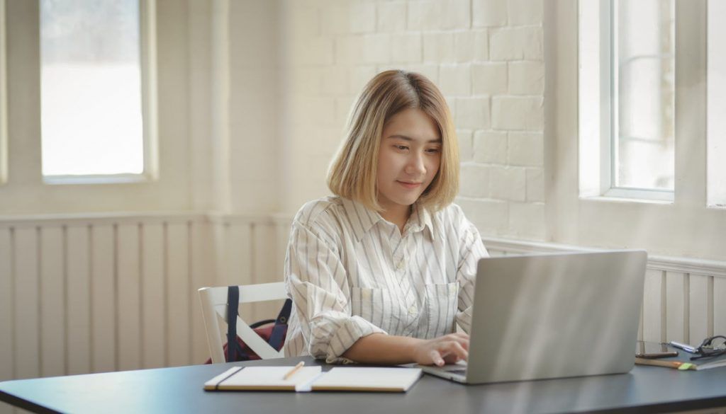Estudante chinesa em casa; muito antes do coronavírus a China já se preparava para o ensino online. Crédito: Pexels. Estudante chinesa em casa; muito antes do coronavírus a China já se preparava para o ensino online. Crédito: Pexels.