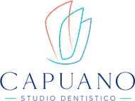 Logo dello Studio Dentistico Capuano con linee sovrapposte rosse, turchesi e blu su testo blu.