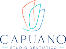 Logo dello Studio Dentistico Capuano con linee sovrapposte rosse, turchesi e blu su testo blu.