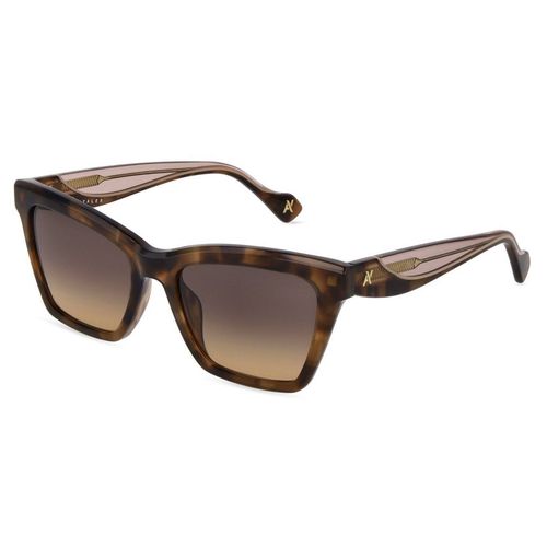 Occhiali da sole cat-eye tartarugati marroni con lenti sfumate scure su sfondo bianco