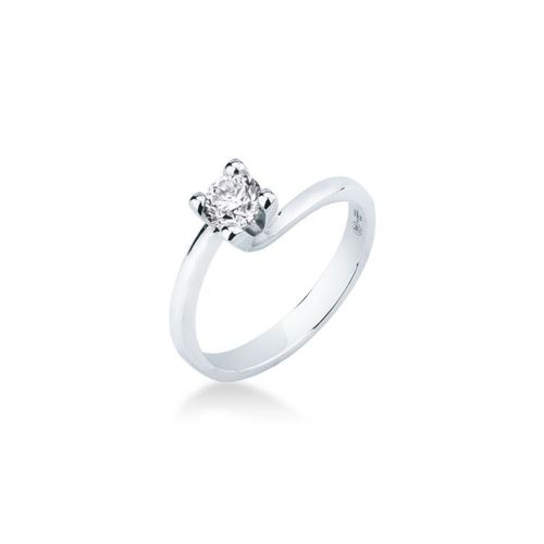 Anello di fidanzamento solitario in argento con un diamante rotondo su sfondo bianco