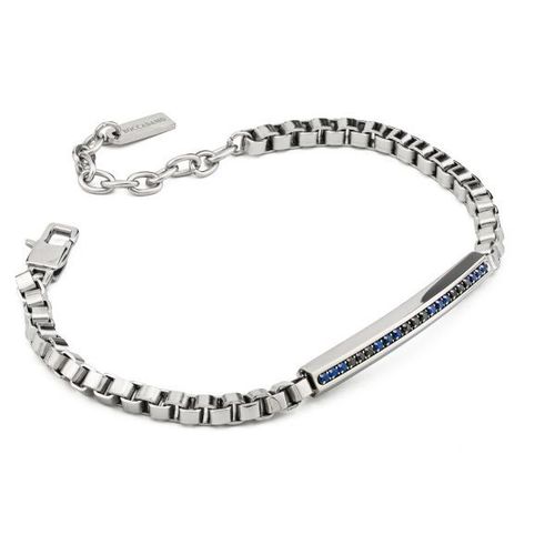 Bracciale a catena in argento con una sottile barretta decorativa con pietra blu e chiusura, su sfondo bianco