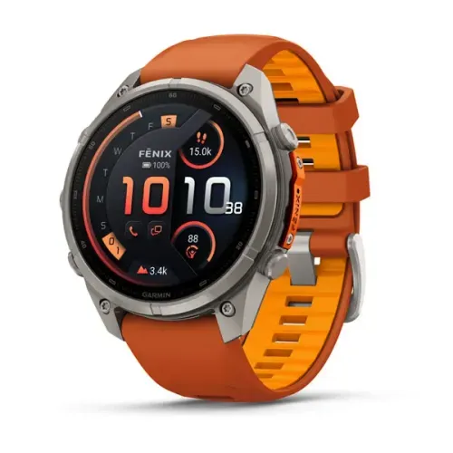 Smartwatch Garmin Fenix arancione con quadrante nero e cinturino arancione su sfondo bianco