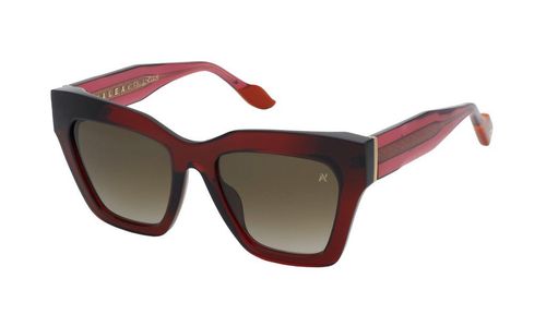 Occhiali da sole cat-eye rossi e neri con lenti scure su sfondo bianco