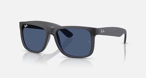 Occhiali da sole neri in stile Ray-Ban con lenti azzurrate su sfondo bianco