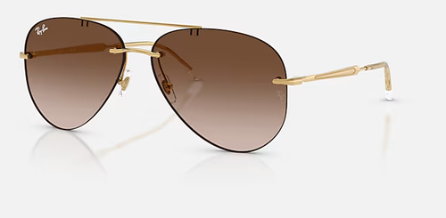 Occhiali da sole aviator marroni con montatura dorata su sfondo bianco