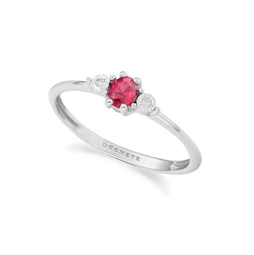 Anello d’argento con una gemma rosa e piccole pietre trasparenti su sfondo bianco