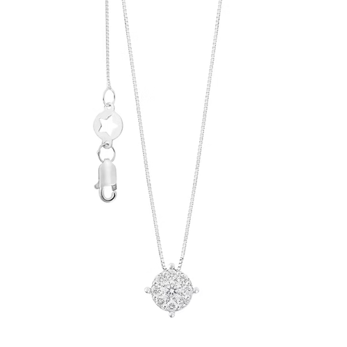 Collana d’argento con pendente circolare con pietra preziosa e orecchini pendenti coordinati su sfondo bianco