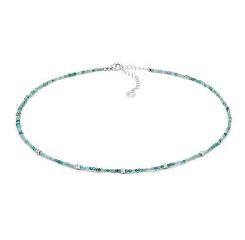 Sottile collana di perline verdi con chiusura argentata su sfondo bianco