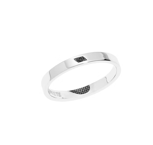 Anello bianco con un piccolo dettaglio quadrato nero su uno sfondo bianco uniforme