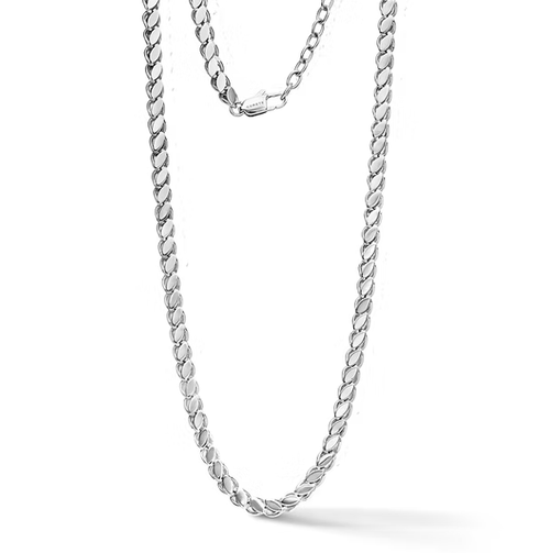 Collana a catena argentata con doppio strato drappeggiato su sfondo bianco